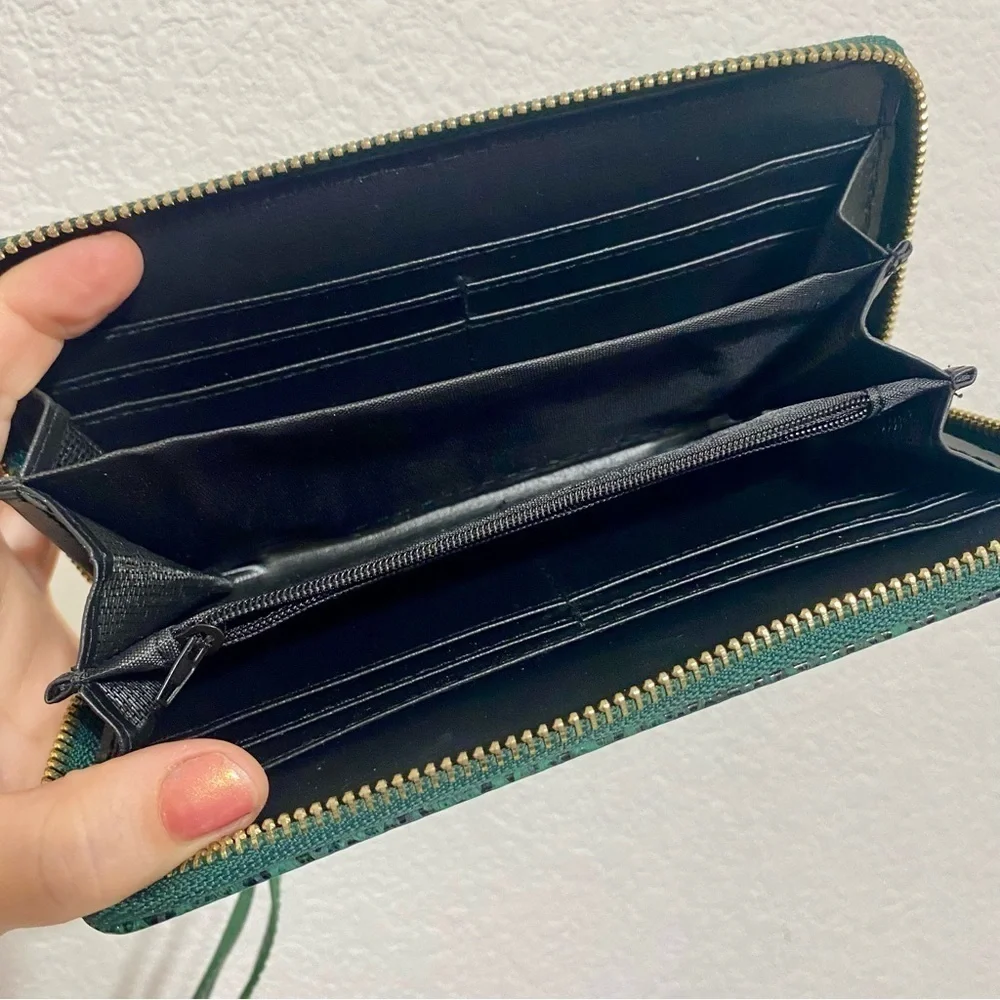 NWOT Green faux fake imitation alligator skin wallet clutch wristlet